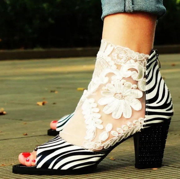 ๐ฃTMBU Black & White Zebra Print Lace Pumps - Picture 3 of 11